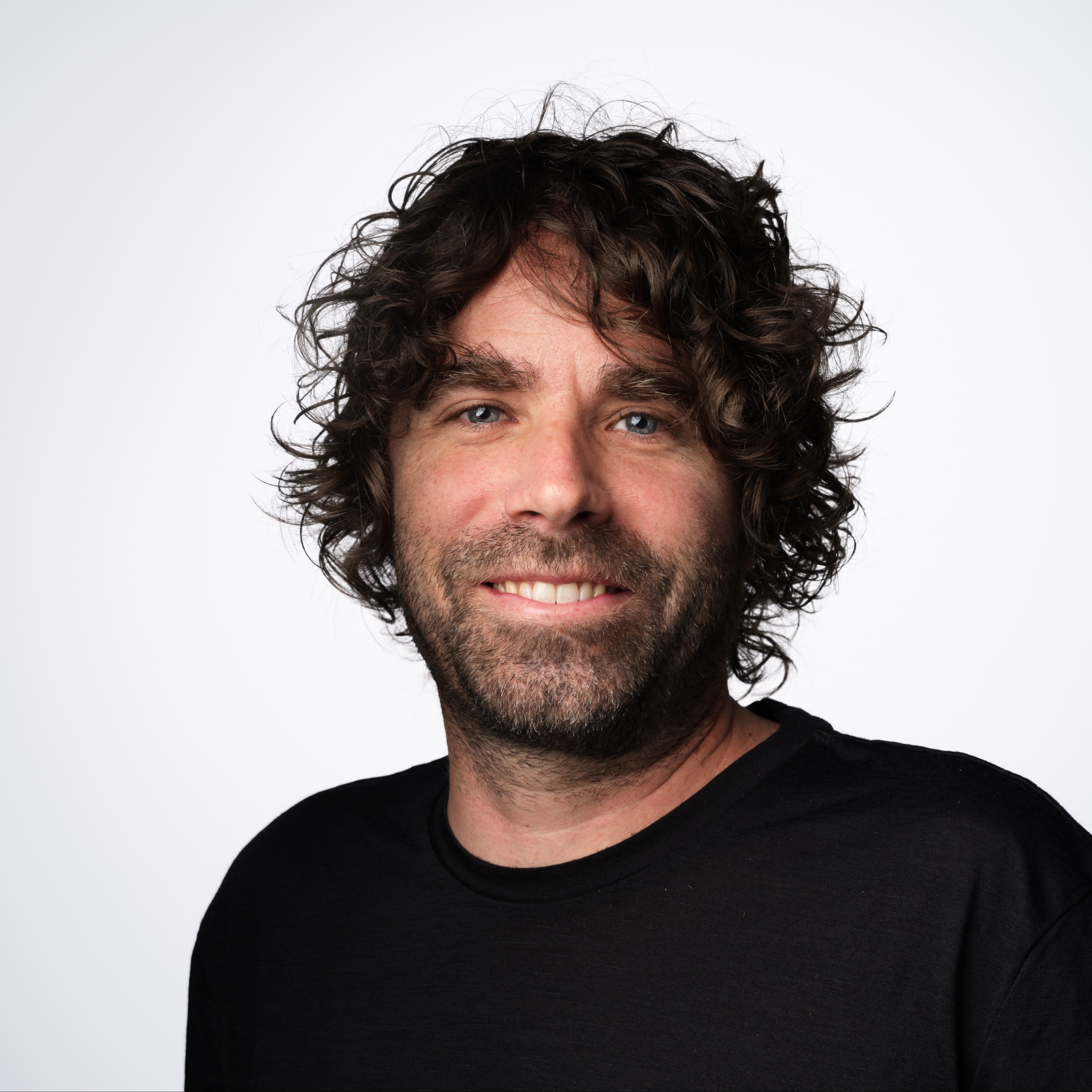Roman Niederberger ist Digitalisierungsexperte bei digiloz. Mit seiner pragmatischen Art begleitet er Unternehmen durch die digitale Transformation und schafft Klarheit in komplexen Prozessen.